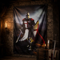 Drapeau Puissance du Temple en polyester dans une ambiance médiévale sombre avec mur de pierre, casque, épée et bougie.