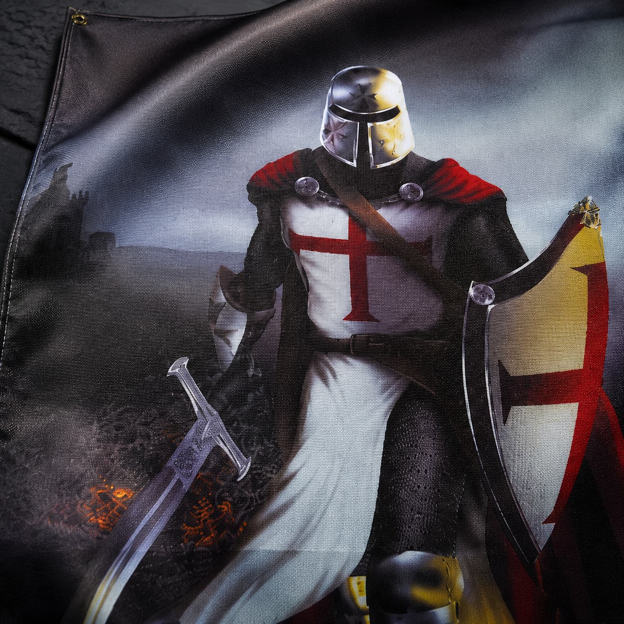 Gros plan sur le chevalier du Drapeau Puissance du Temple en polyester avec casque, croix rouge, épée et bouclier.