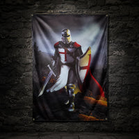Drapeau Puissance du Temple en polyester accroché sur un mur de pierre sombre avec chevalier templier armé.