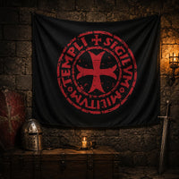 Drapeau Sigillum Templi en polyester dans une ambiance médiévale sombre avec mur de pierre, casque, épée et bougie.