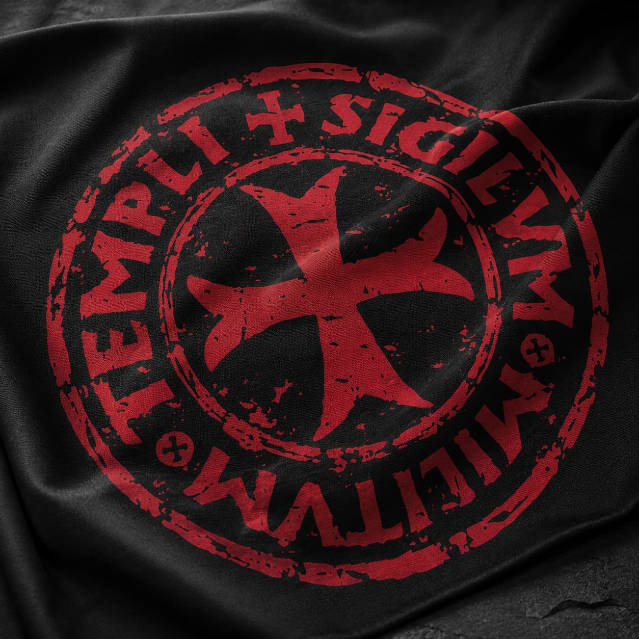 Gros plan sur le sceau rouge du Drapeau Sigillum Templi en polyester avec croix templière et effet usé.