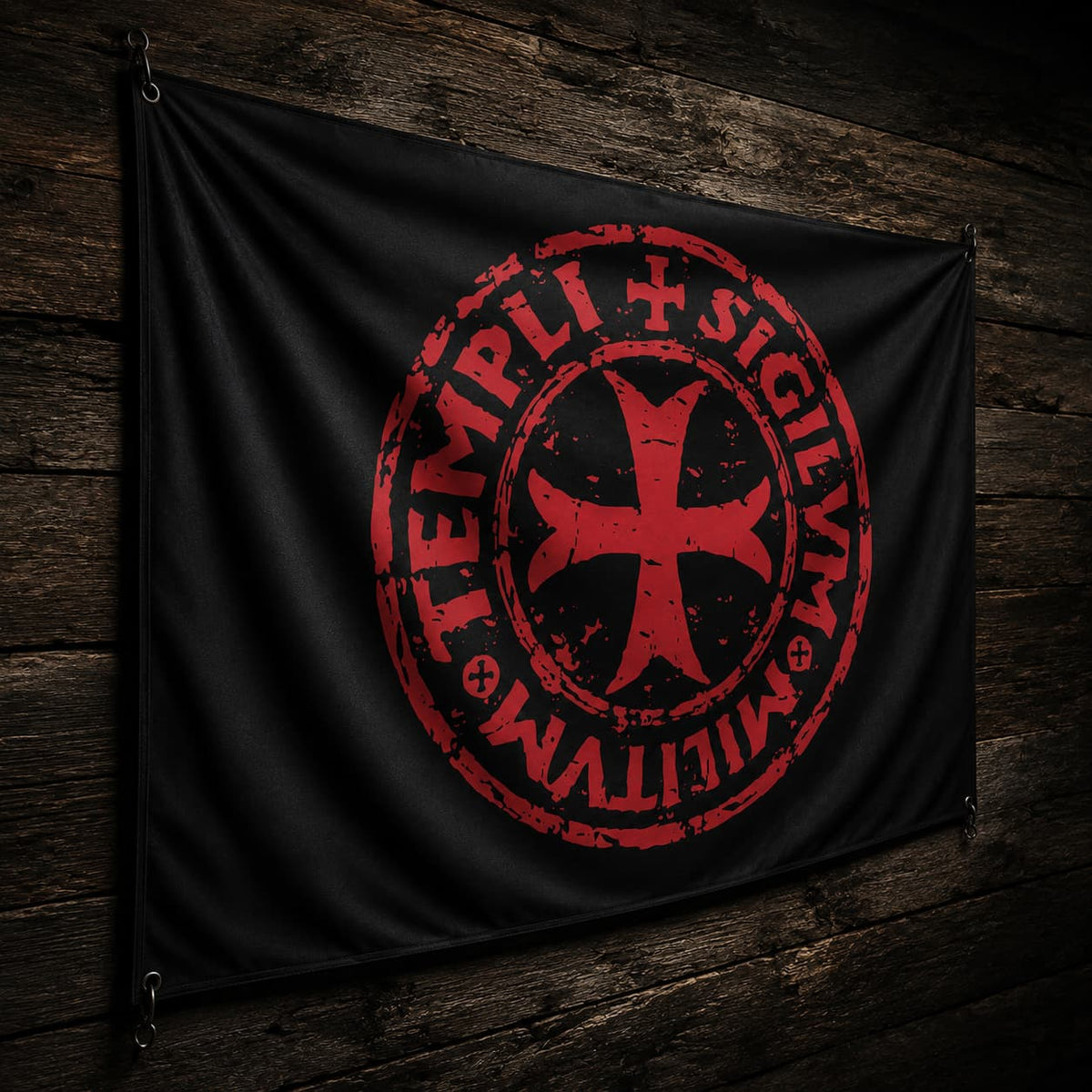 Drapeau Sigillum Templi en polyester présenté en vue inclinée sur bois ancien sombre avec plis naturels du tissu.