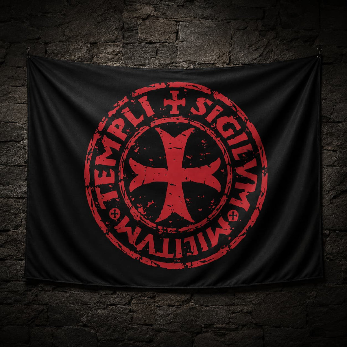 Drapeau Sigillum Templi en polyester accroché sur un mur de pierre sombre avec sceau templier rouge sur fond noir.