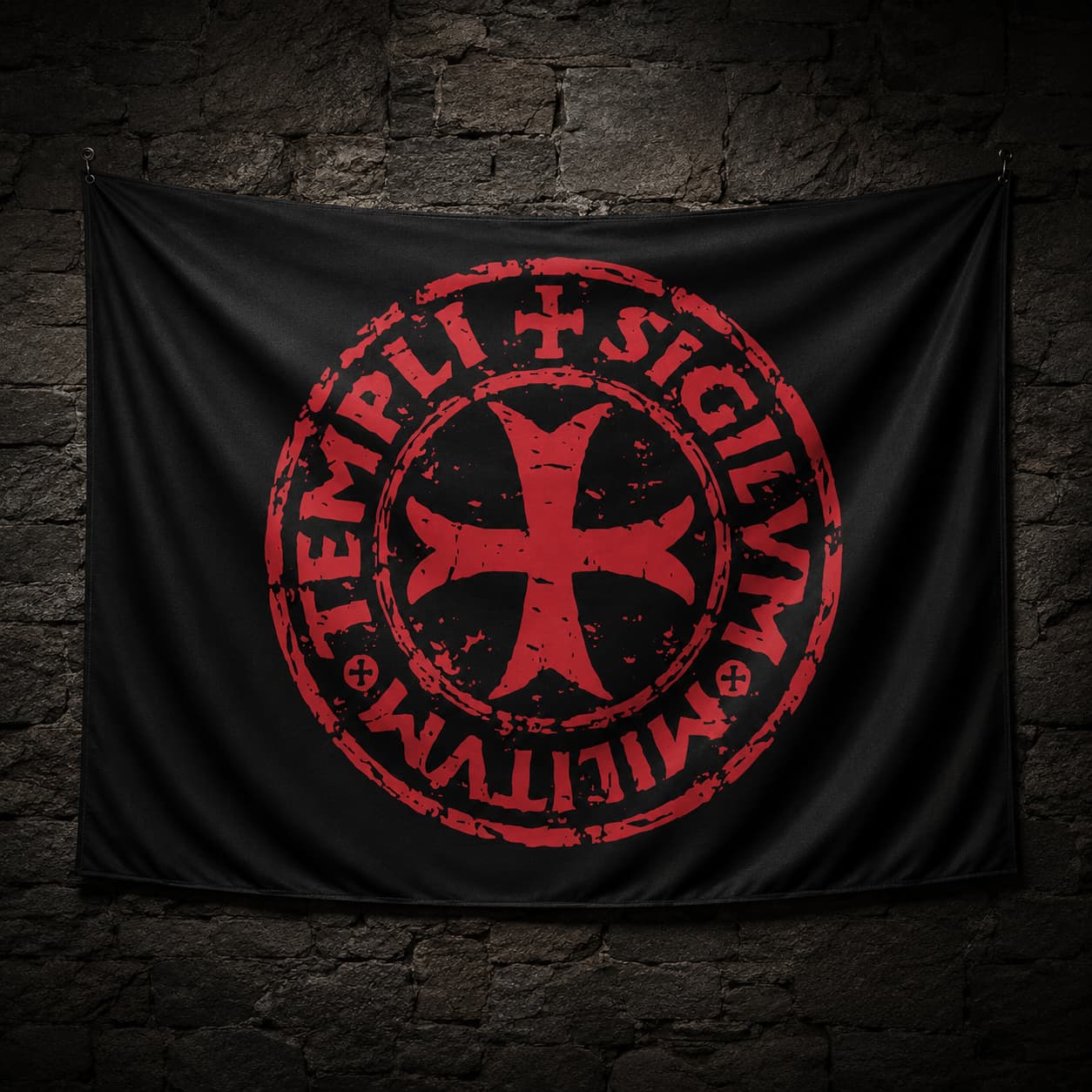 Drapeau Sigillum Templi en polyester accroché sur un mur de pierre sombre avec sceau templier rouge sur fond noir.