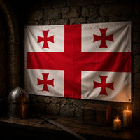 Drapeau Templier Blanc aux Cinq Croix en polyester dans une ambiance médiévale chaleureuse avec éclairage à la bougie.