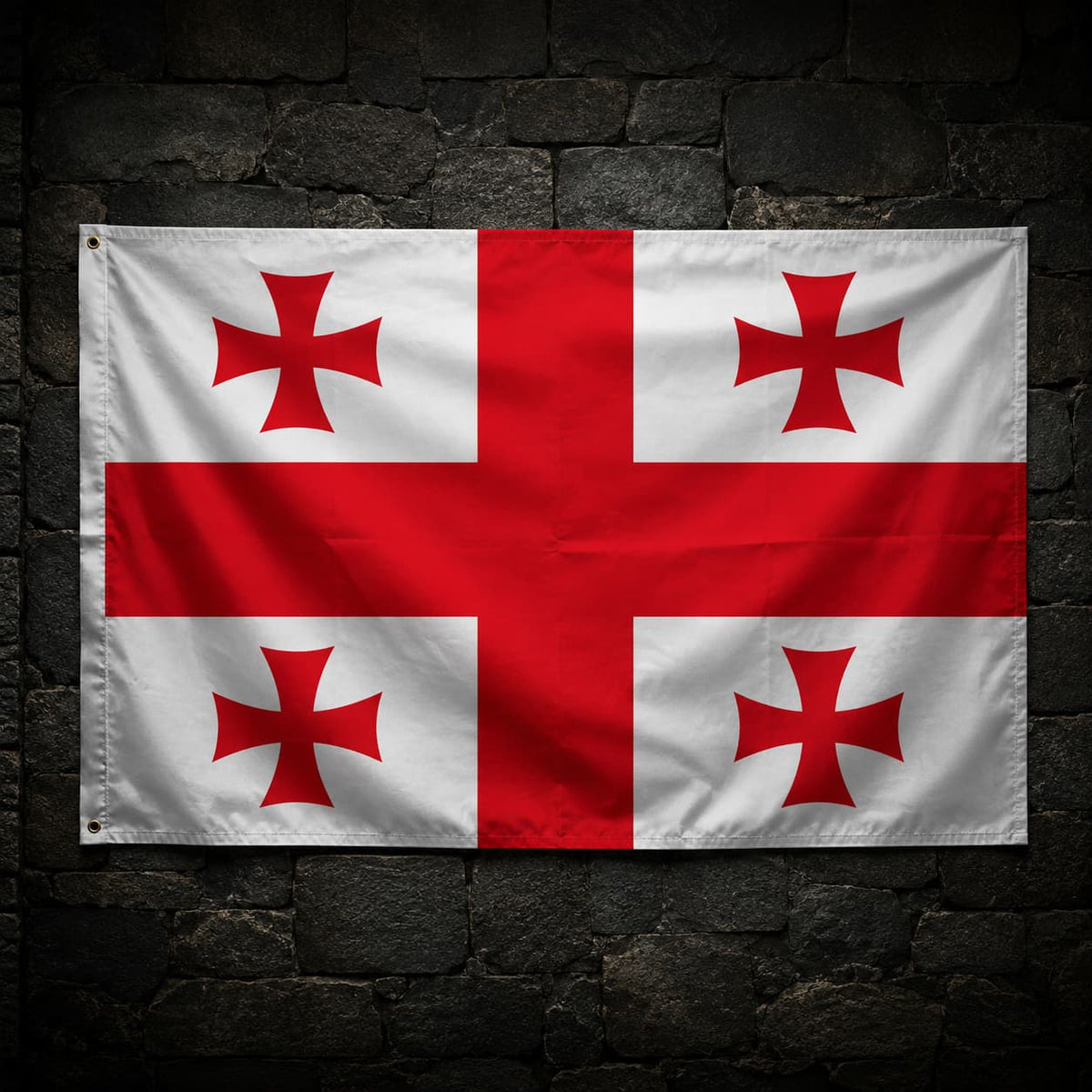 Drapeau Templier Blanc aux Cinq Croix en polyester suspendu sur un mur de pierre sombre avec grande croix rouge et quatre croix pattées.