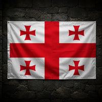 Drapeau Templier Blanc aux Cinq Croix en polyester suspendu sur un mur de pierre sombre avec grande croix rouge et quatre croix pattées.