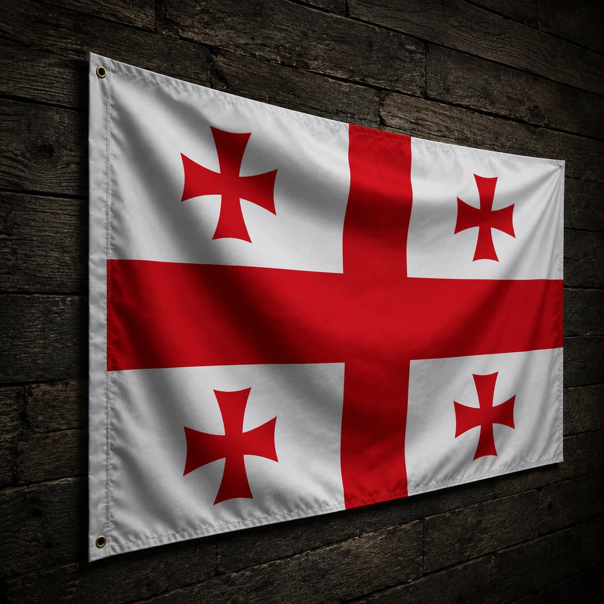 Vue en angle du Drapeau Templier Blanc aux Cinq Croix en polyester sur fond de bois rustique montrant le tombé naturel du tissu.