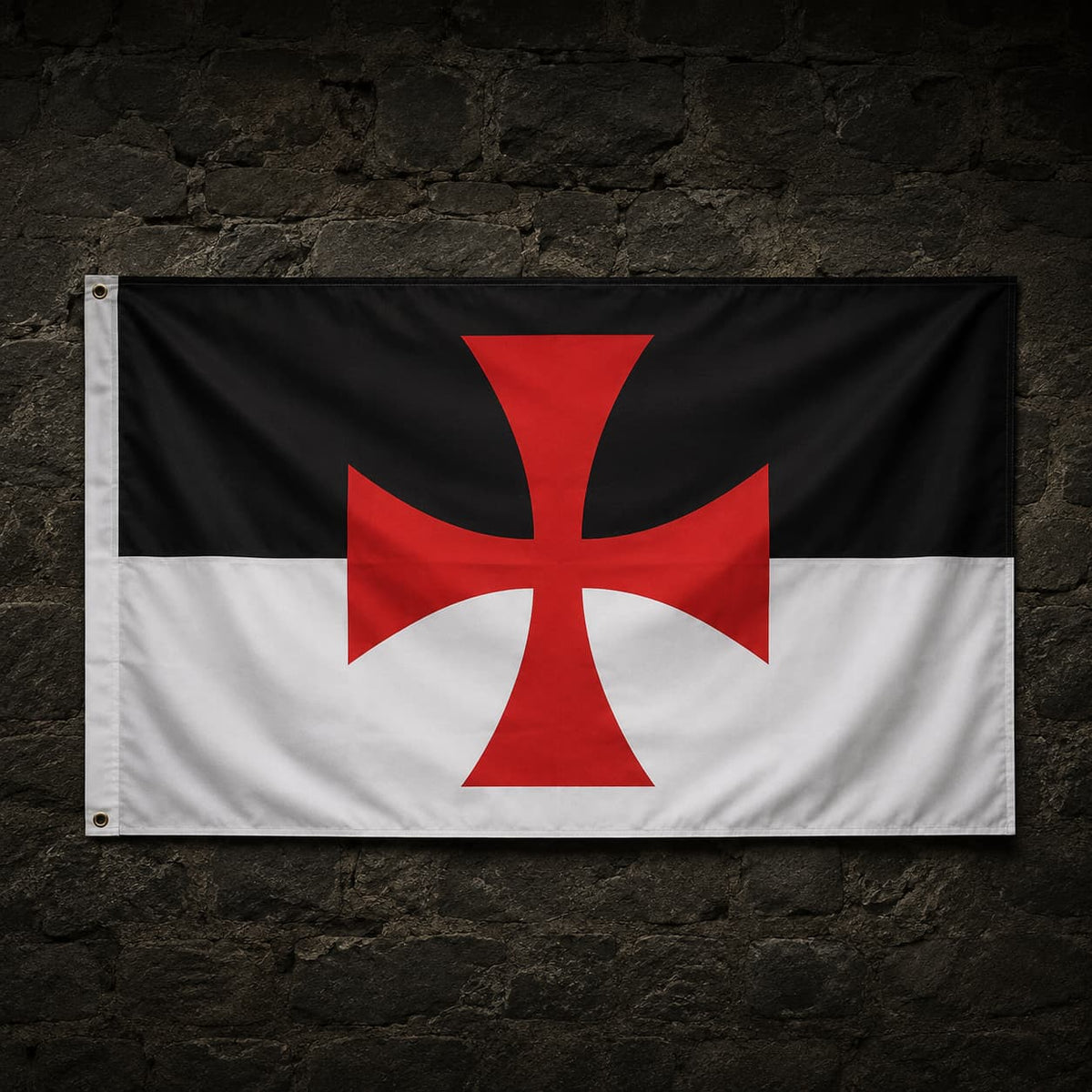 Drapeau Templier Croix Pattée en polyester accroché sur un mur de pierre médiéval sombre.