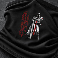 Gros plan de l’Écharpe Non Nobis en polyester montrant le motif chevalier templier et la texture du tissu noir.