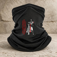 Écharpe Non Nobis en polyester noir avec motif chevalier templier sur pierre médiévale claire.