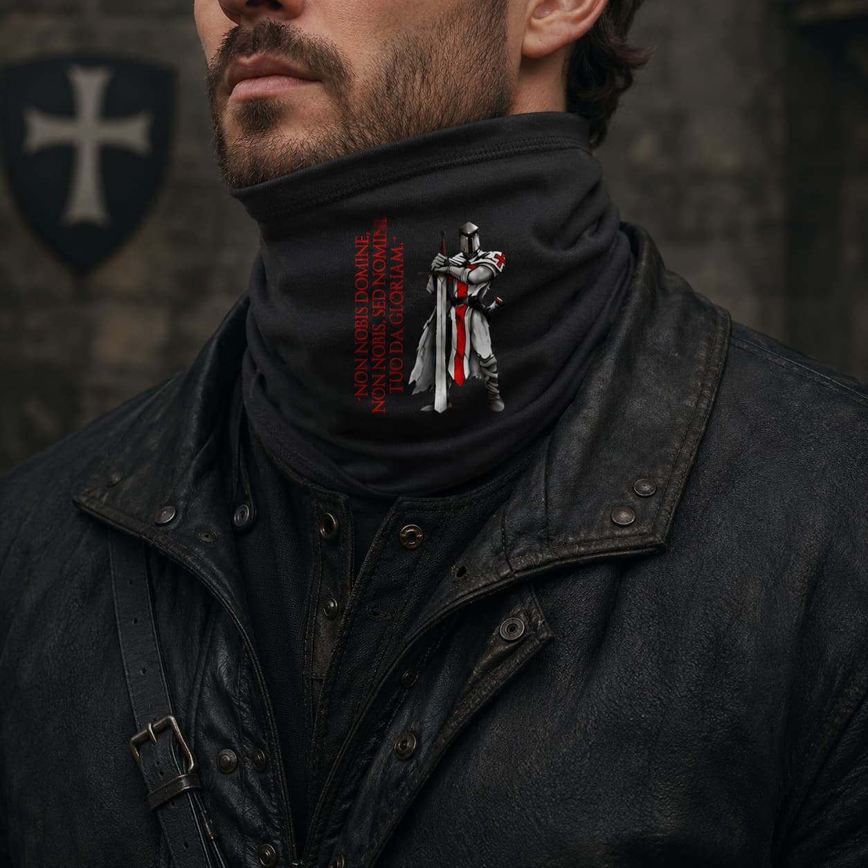 Écharpe Non Nobis en polyester noir portée par un homme avec veste noire dans une ambiance sombre.