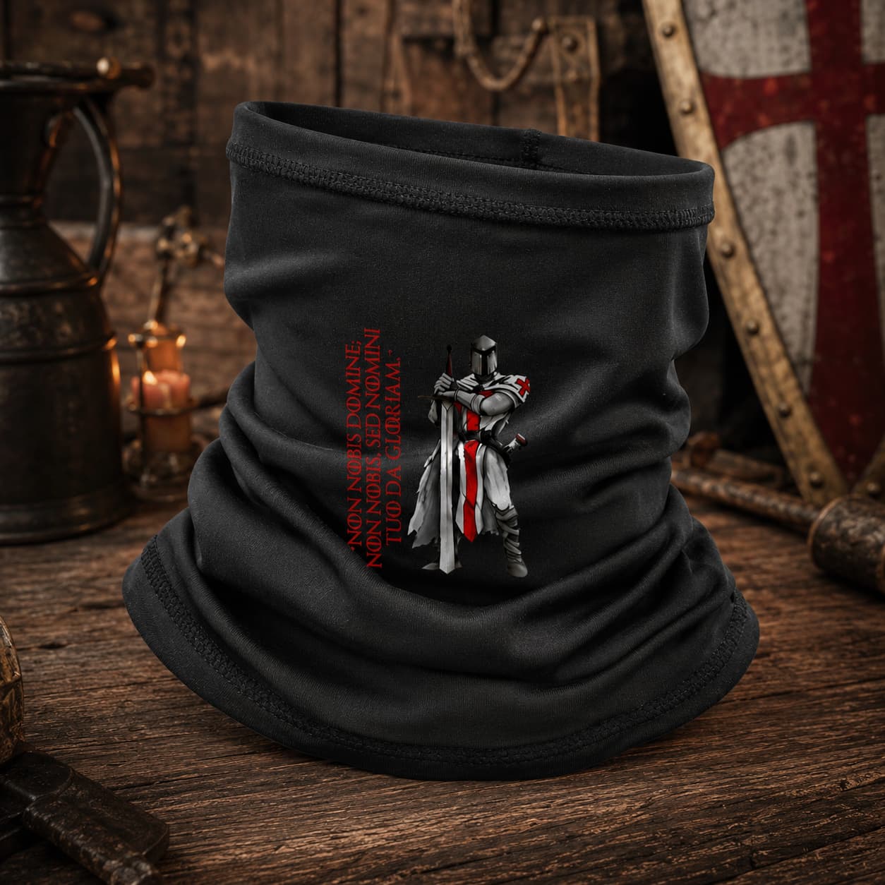 Écharpe Non Nobis en polyester noir présentée avec volume sur bois ancien.