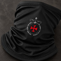 Gros plan du motif croix rouge et Sed Nomini sur l’Écharpe Sed Nomini en polyester noir.