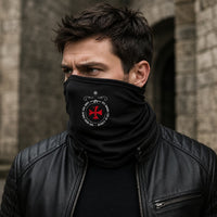 Écharpe Sed Nomini en polyester noir portée par un homme avec veste en cuir sombre devant un mur de pierre.