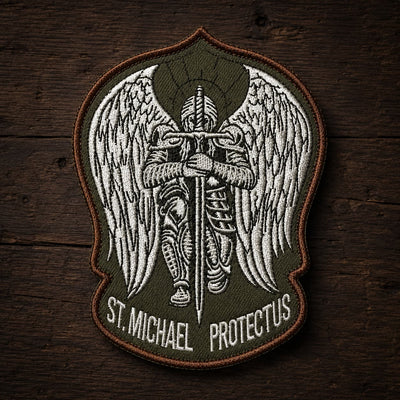 Variante vert militaire de l'Écusson de l'Archange Protecteur en tissu brodé sur fond bois ancien.