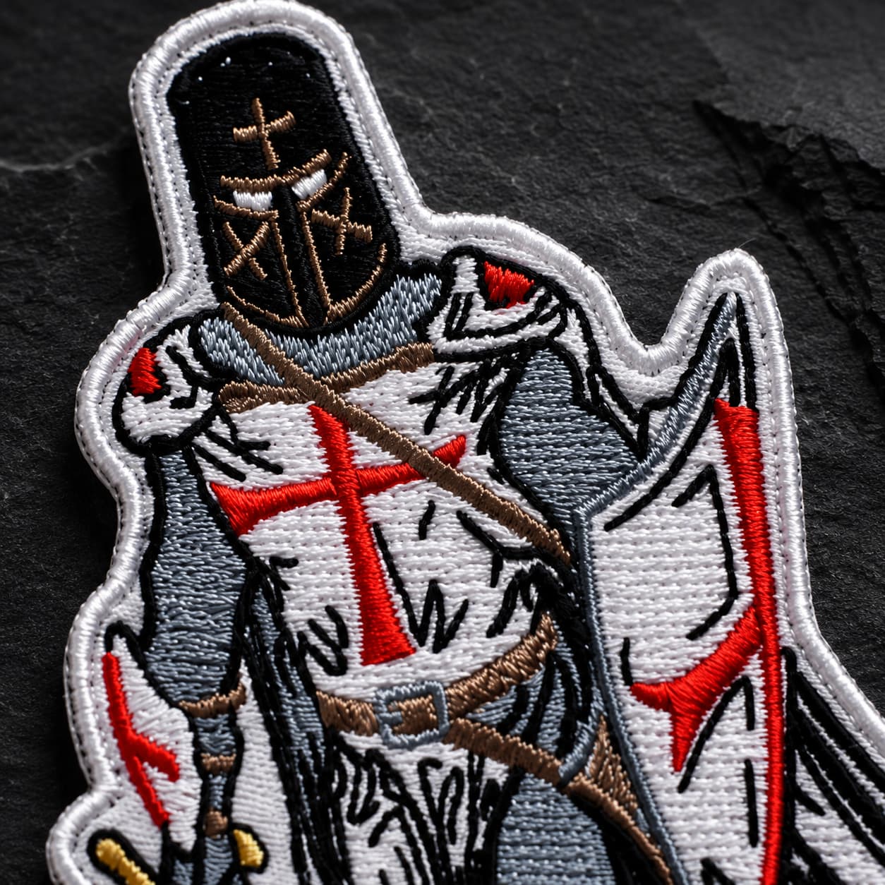 Gros plan sur l’Écusson Chevalier Templier en tissu brodé, avec casque, croix rouge, bouclier et fils détaillés.