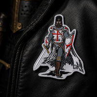Écusson Chevalier Templier en tissu brodé appliqué sur une veste en cuir noir avec un rendu réaliste et premium.
