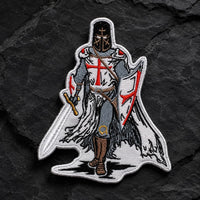 Écusson Chevalier Templier en tissu brodé présenté de face sur fond d’ardoise sombre.