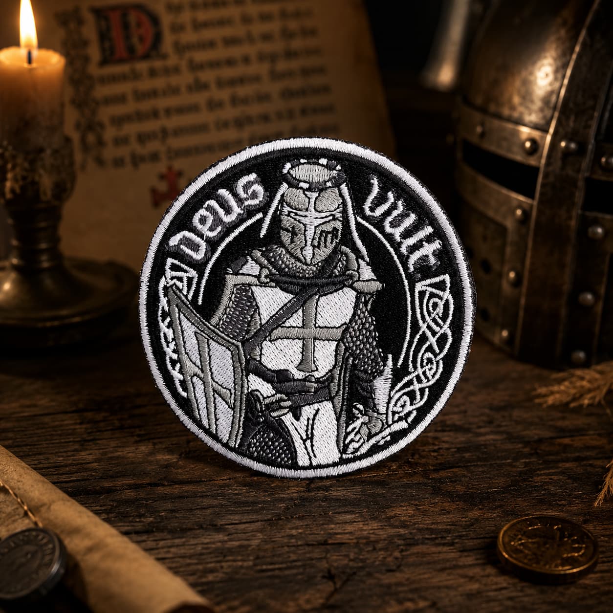 Écusson Deus Vult du Croisé en tissu brodé résistant dans une ambiance médiévale avec lumière tamisée.