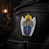 Écusson Puissance de l'Archange en PVC souple appliqué sur un sac en cuir noir avec un rendu sobre et premium.