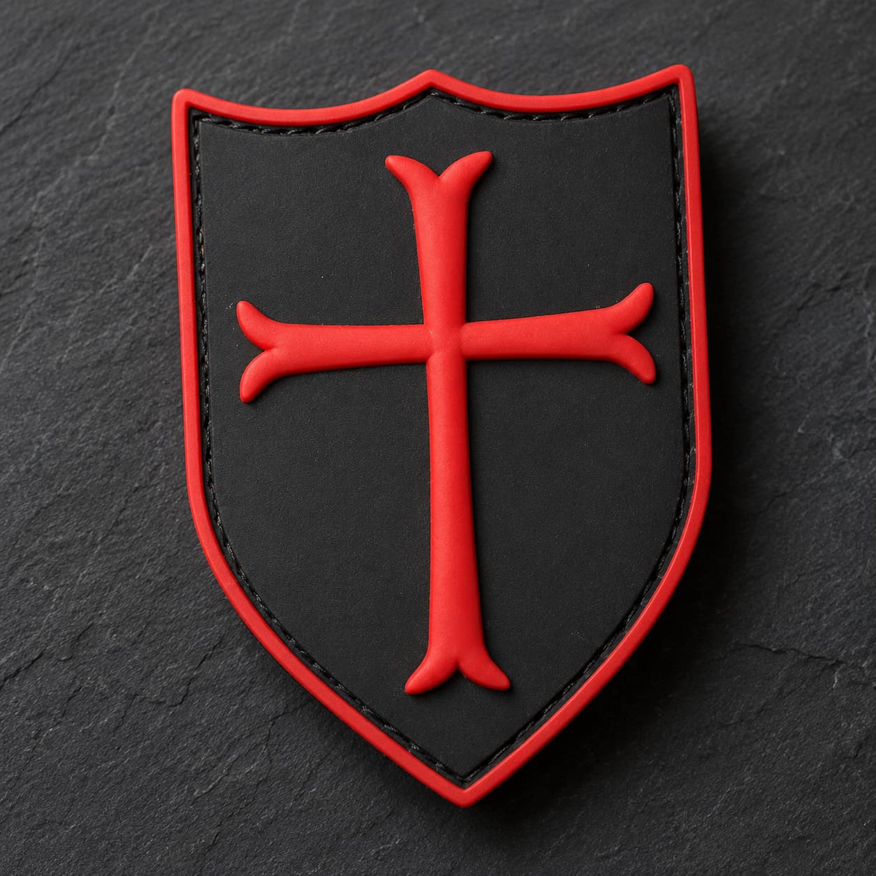 Gros plan sur la croix rouge en relief et la bordure du Écusson du Templier Royal en PVC.