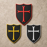 Écusson du Templier Royal en PVC présenté avec ses variantes rouge, jaune et blanche sur fond de pierre claire.