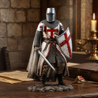 Figurine chevalier templier en résine mise en scène sur bureau en bois avec décor médiéval et lumière chaude.