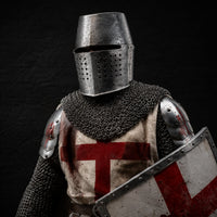 Gros plan de la Figurine chevalier templier en résine avec casque, cotte de mailles, armure et croix rouge.