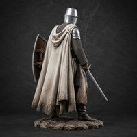 Vue arrière de la Figurine chevalier templier en résine montrant la cape, le bouclier, l’épée et le socle rocheux.