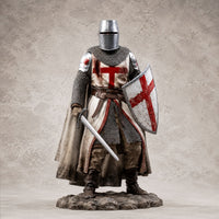 Figurine chevalier templier en résine avec armure, épée et bouclier à croix rouge sur fond pierre claire.