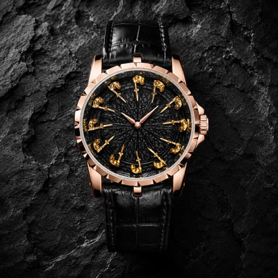 Montre des Chevaliers Templiers en alliage métallique avec cadran noir et doré sur fond de pierre noire texturée.
