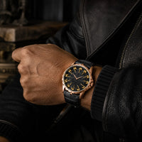 Montre des Chevaliers Templiers en alliage métallique à quartz portée par un homme avec veste noire.
