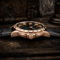 Vue de profil de la Montre des Chevaliers Templiers montrant le boîtier en alliage métallique et le bracelet noir.