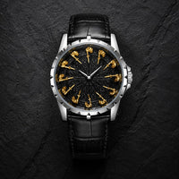 Variante argentée et dorée de la Montre des Chevaliers Templiers en alliage métallique à quartz sur fond sombre.