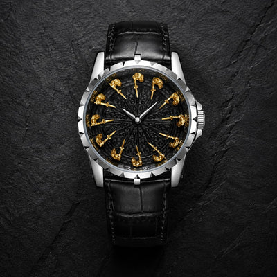 Variante argentée et dorée de la Montre des Chevaliers Templiers en alliage métallique à quartz sur fond sombre.