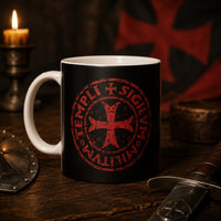 Mug Force du Templier en céramique noire avec sceau rouge dans une ambiance de taverne médiévale éclairée à la bougie.