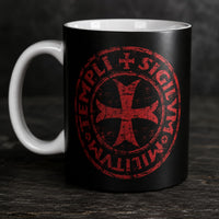 Gros plan sur le sceau templier rouge du Mug Force du Templier en céramique noire.
