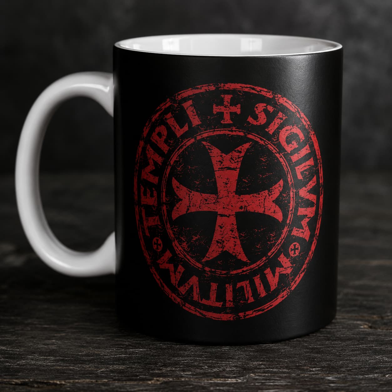 Gros plan sur le sceau templier rouge du Mug Force du Templier en céramique noire.