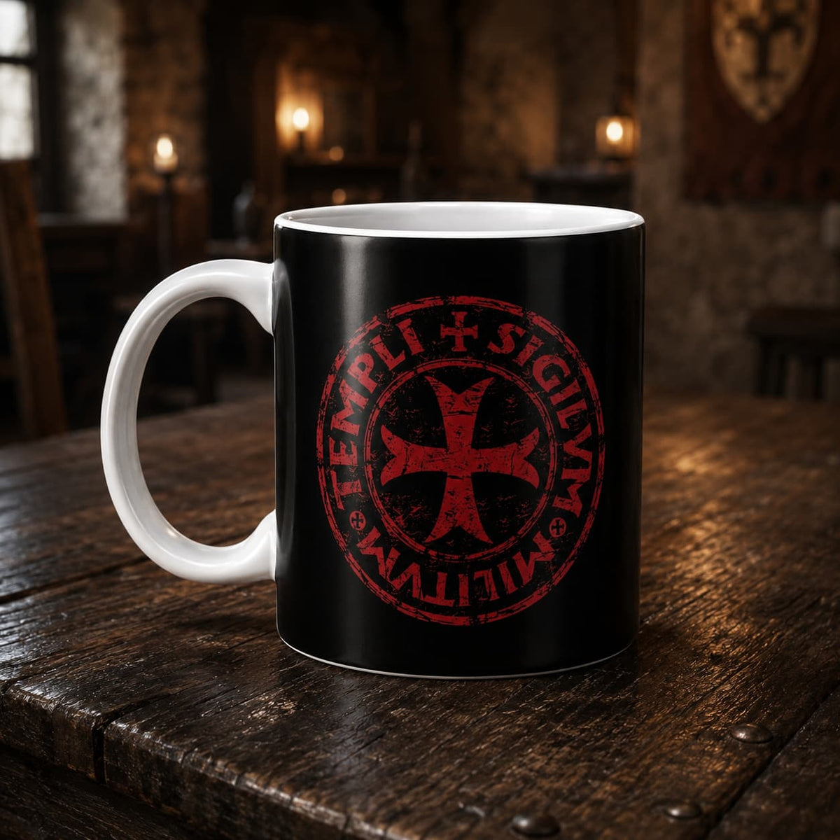 Mug Force du Templier en céramique noire avec sceau templier rouge sur table en bois ancien.