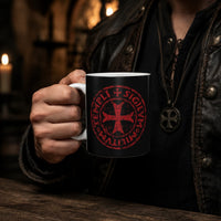 Homme tenant le Mug Force du Templier en céramique noire avec sceau templier rouge dans un décor sombre médiéval.