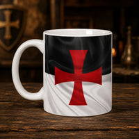 Mug Force du Templier en céramique avec croix rouge sur fond noir et blanc inspiré de l’étendard templier.