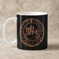 Mug Force du Templier en céramique noire avec sceau templier bronze sur fond de pierre médiévale claire.