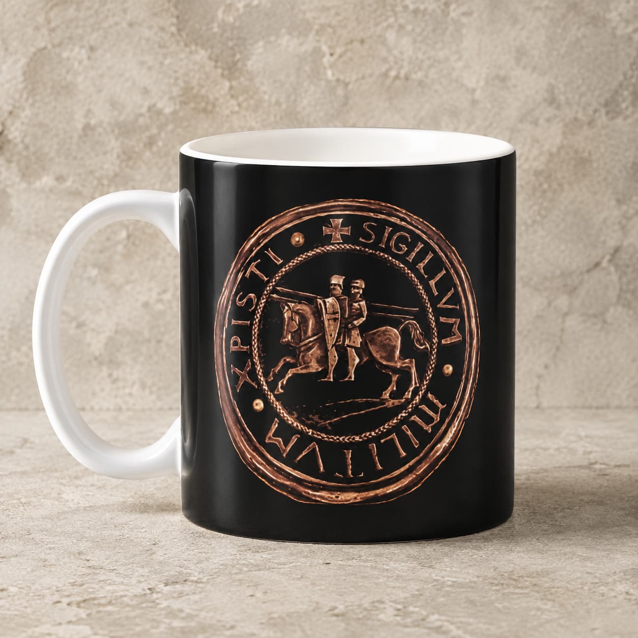 Mug Force du Templier en céramique noire avec sceau templier bronze sur fond de pierre médiévale claire.