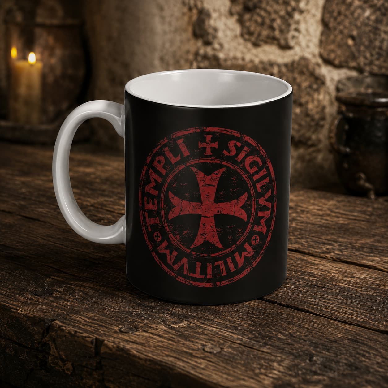 Mug Force du Templier en céramique noire présenté en vue angle avec sceau templier rouge dans un décor de taverne médiévale.