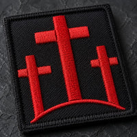Gros plan sur la broderie rouge et noire du patch Écusson de l’Arche de Gloire en tissu brodé haute qualité.