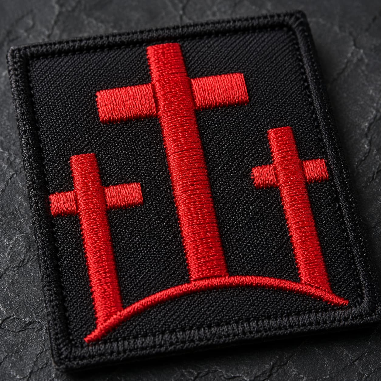 Gros plan sur la broderie rouge et noire du patch Écusson de l’Arche de Gloire en tissu brodé haute qualité.
