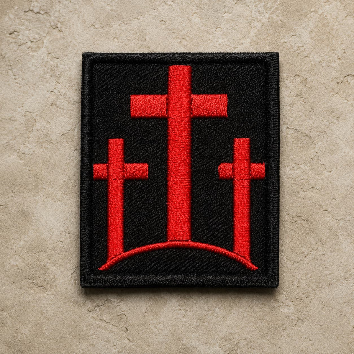 Patch Écusson de l’Arche de Gloire en tissu brodé haute qualité avec trois croix rouges sur fond de pierre claire.