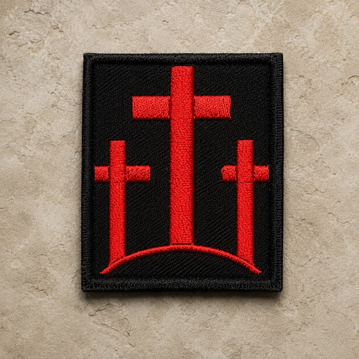 Patch Écusson de l’Arche de Gloire en tissu brodé haute qualité avec trois croix rouges sur fond de pierre claire.