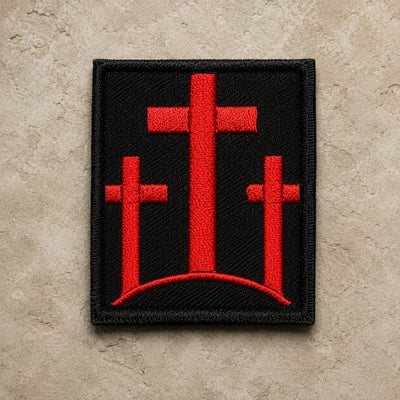 Patch Écusson de l’Arche de Gloire en tissu brodé haute qualité avec trois croix rouges sur fond de pierre claire.